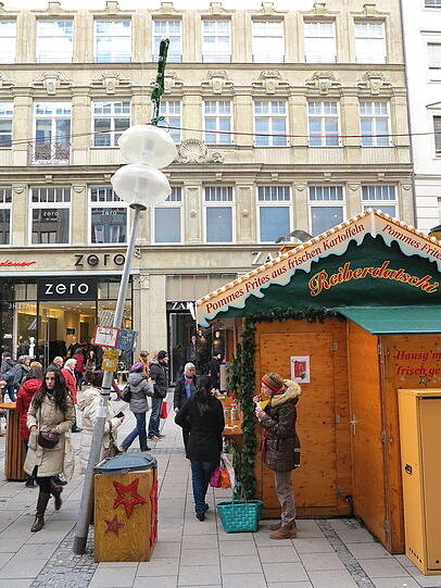 Diese Straßenlaterne in der Fußgängerzone hat es voll erwischt.