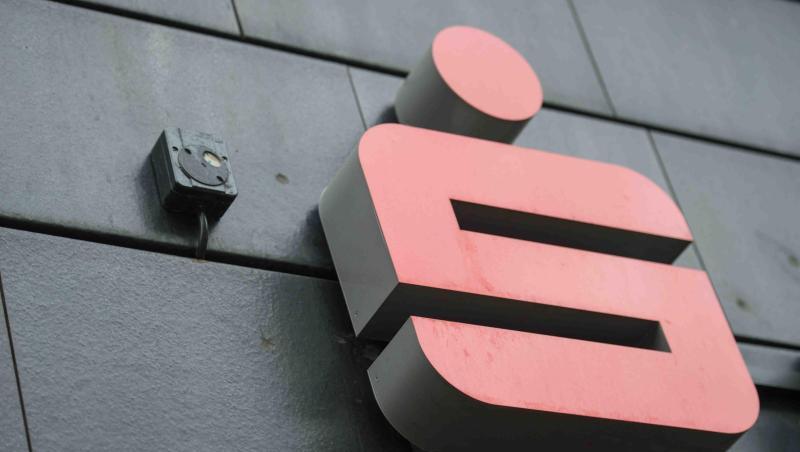Ein Logo der Sparkasse hängt an einer Filiale. Foto: Arne Bänsch/Archivbild Ein Logo der Sparkasse hängt an einer Filiale. Foto: Arne Bänsch/Archivbild