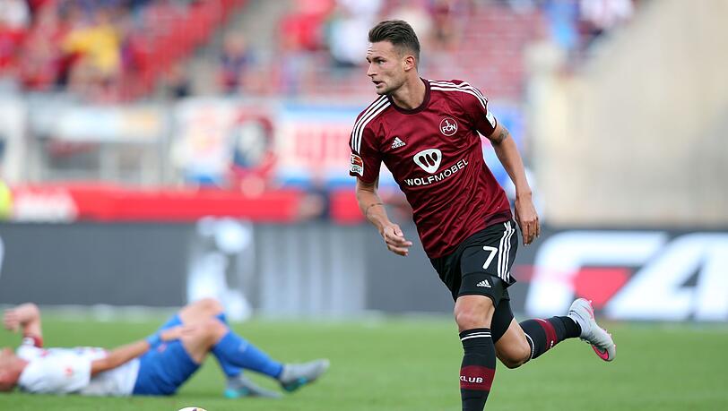 Der Nürnberger Spieler Danny Blum läuft mit dem Ball.