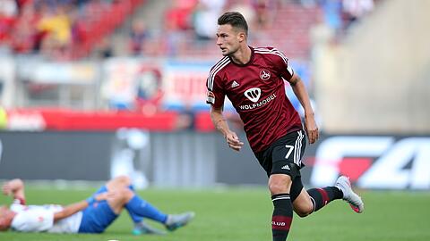 Der Nürnberger Spieler Danny Blum läuft mit dem Ball.