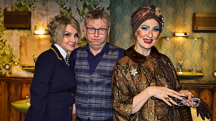 Anouschka Renzi und Désirée Nick mit René Heinersdorff, dem Chef der Komödie im Bayerischen Hof