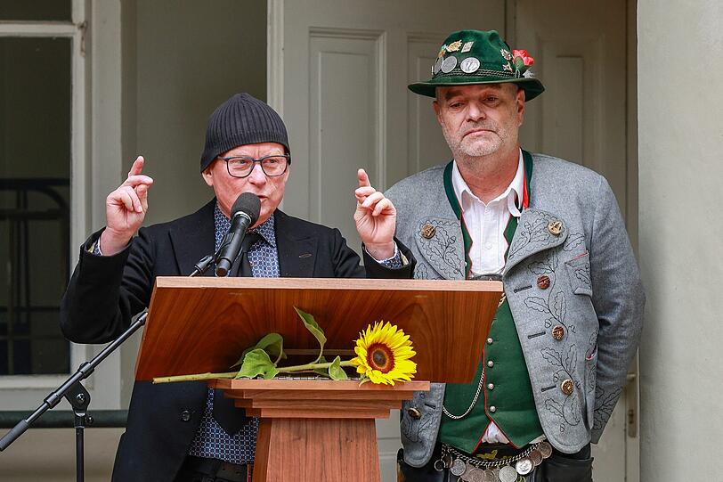 "Ringo war mein Fels in der Brandung", sagt Schichtl-Henkersknecht Andreas Bussmann (l.) neben Krinoline-Kassier Florian Myrus. "Ringo war mein Fels in der Brandung", sagt Schichtl-Henkersknecht Andreas Bussmann (l.) neben Krinoline-Kassier Florian Myrus.