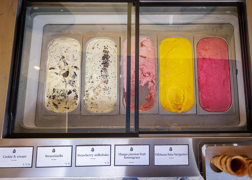 Stracciatella, Strawberry Milkshake, Cookie & Cream, Mango-Maracuja-Zitronengras und Hibiskus-Limette-Bergamotte gibt es bei Giulia & Romeo. Stracciatella, Strawberry Milkshake, Cookie & Cream, Mango-Maracuja-Zitronengras und Hibiskus-Limette-Bergamotte gibt es bei Giulia & Romeo.