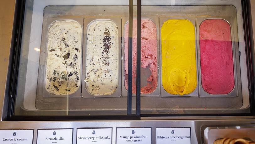 Stracciatella, Strawberry Milkshake, Cookie & Cream, Mango-Maracuja-Zitronengras und Hibiskus-Limette-Bergamotte gibt es bei Giulia & Romeo. Stracciatella, Strawberry Milkshake, Cookie & Cream, Mango-Maracuja-Zitronengras und Hibiskus-Limette-Bergamotte gibt es bei Giulia & Romeo.