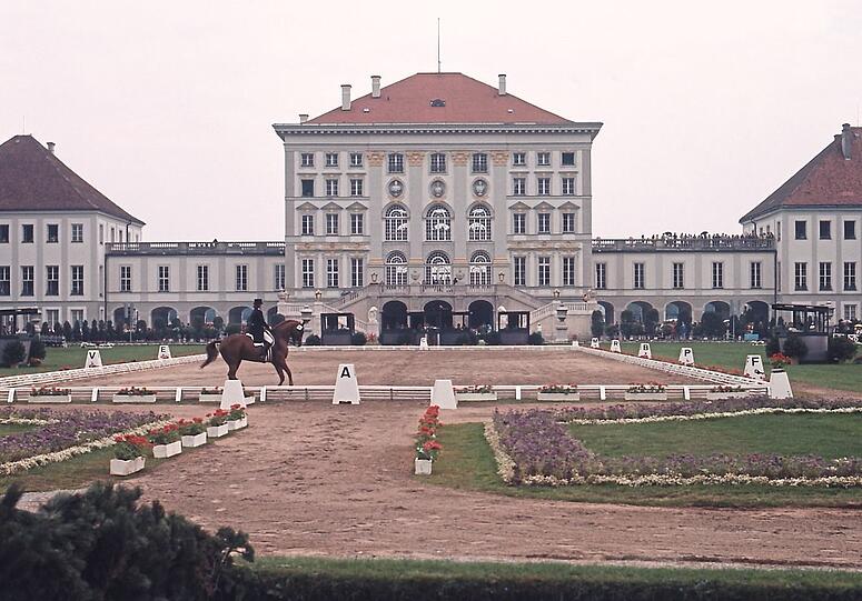 Dressurwettbewerb quasi im königlichen Vorgarten. Das könnte es bei erneuten Spielen wieder geben. Dressurwettbewerb quasi im königlichen Vorgarten. Das könnte es bei erneuten Spielen wieder geben.