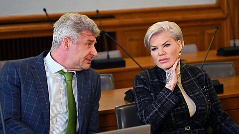 Melanie M&uuml;ller bestreitet, einen Hitlergru&szlig; gezeigt zu haben.