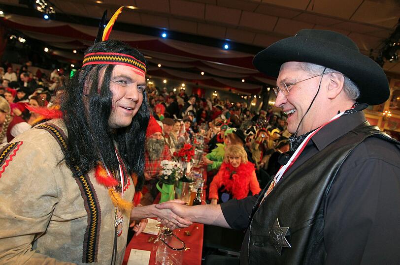 2012: Bundesinnenminister Hans-Peter Friedrich (l.) und der bayerische Innenminister Joachim Herrmann als Cowboy und Indianer.