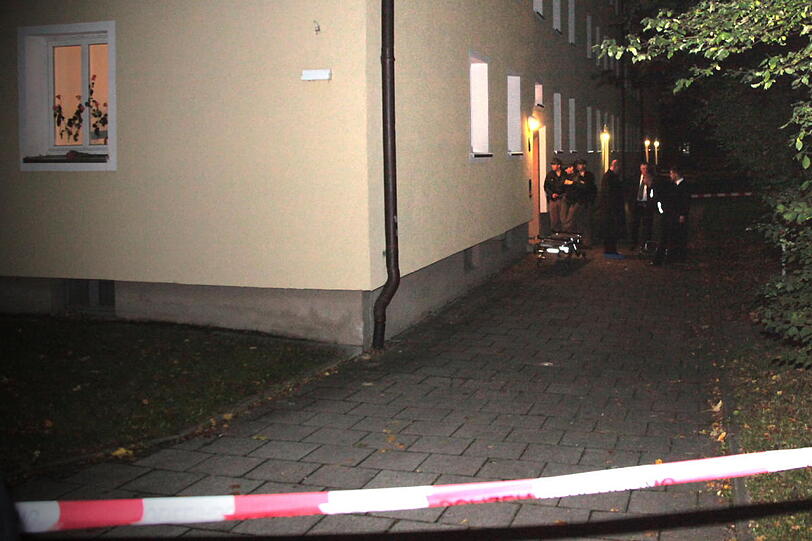 Ein 44-Jähriger versucht, seine Ex-Freundin zurück zu gewinnen &ndash; und scheitert. Bei einem heftigen Streit tötet er die 31-Jährige. Danach rast er in Selbstmordabsicht gegen die Leitplanke.
