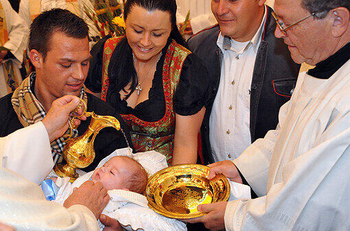 WIESN-BABY: Beim Wiesn-Gottesdienst im Hippodrom erhält der kleine Franz seine Taufe.