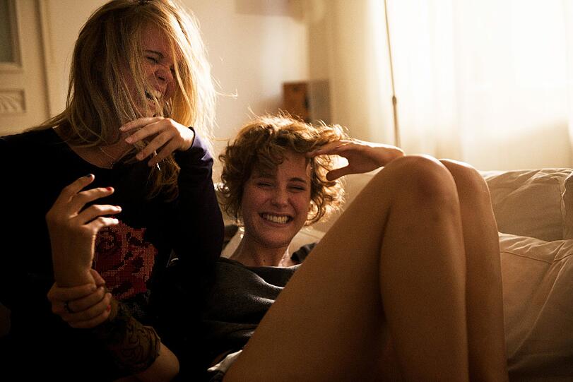 Helen (Carla Juri) und ihre beste Freundin Corinna (Marlen Kruse).