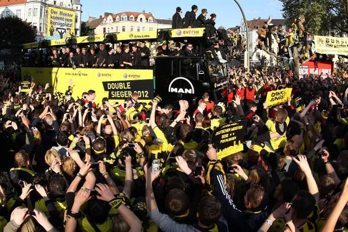 Der einzige beteiligte Münchner - der BVB-Mannschaftsbus von MAN: Auf diesem Cabrio-Gefährt fuhr das BVB-Team 2012 durch Dortmund.