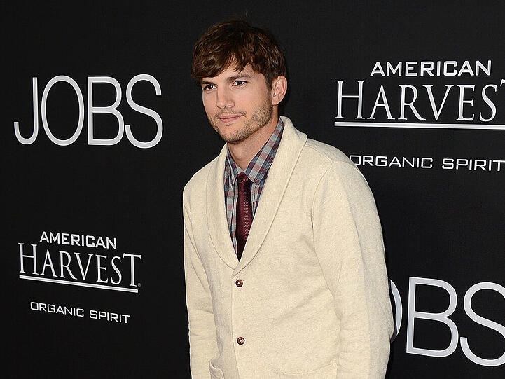 Bei den Dreharbeiten zu "Jobs" soll es zwischen Ashton Kutcher und einer jungen Schwedin gefunkt haben