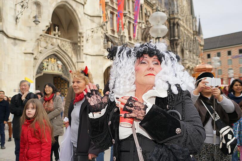 In München läuft die heiße Phase der närrischen Zeit, die Faschingsfans genießen die Highlights: "München narrisch" (bis 9. Februar), den Rosenmontag (8. Februar) und am Faschingsdienstag (9. Februar) der traditionelle Tanz der Marktfrauen auf dem Viktualienmarkt. Die Bilder vom Sonntag...