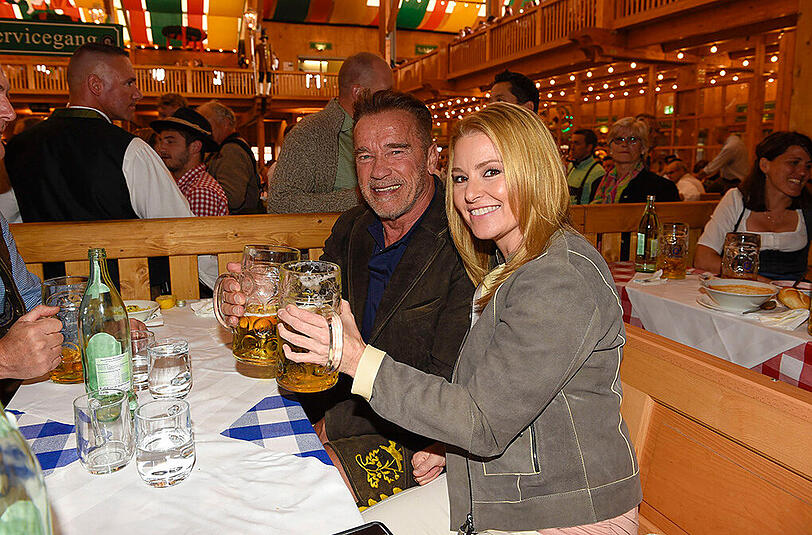Arnold Schwarzenegger rockte mit seiner Freundin Heather Milligan das Schützen-Festzelt. Klicken Sie sich durch die Bilder.