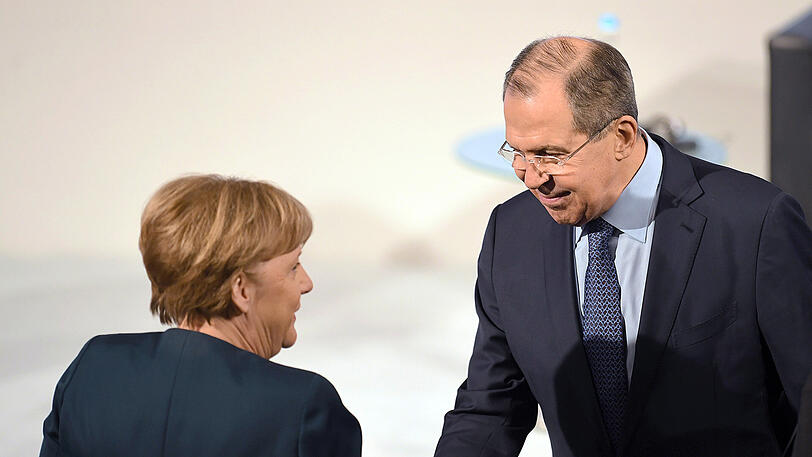 Bundeskanzlerin Angela Merkel (CDU) und der russische Außenminister Sergej Lawrow bei der Münchner Sicherheitskonferenz.