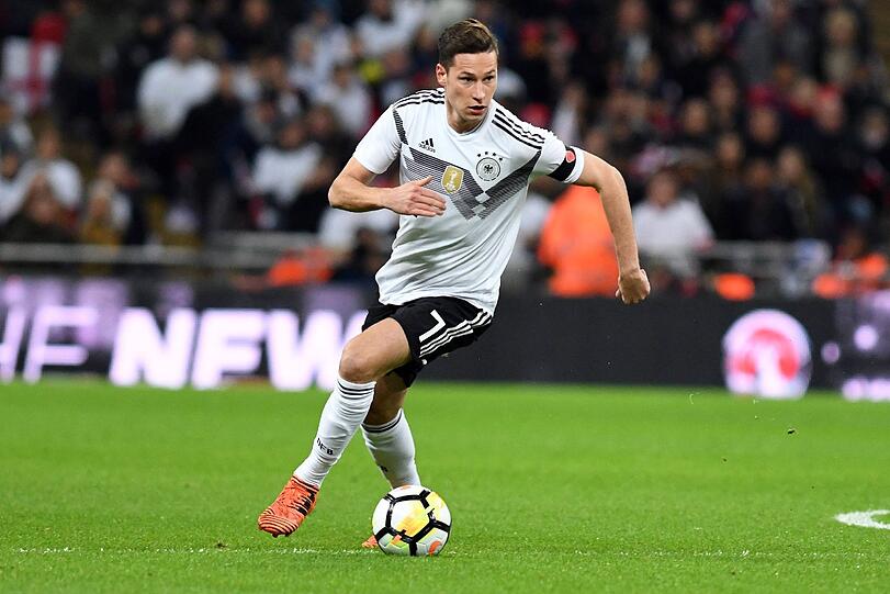 Julian Draxler (24, Paris Saint-Germain, 42/6): Der Vertrag, den er unter erheblichem Getöse 2013 bei Schalke 04 verlängerte, würde Ende Juni auslaufen. Hat aber längst zweimal den Verein gewechselt. DFB-Kapitän beim Confed Cup, muss dennoch um einen Stammplatz kämpfen. Vertrag bei PSG bis 2021.