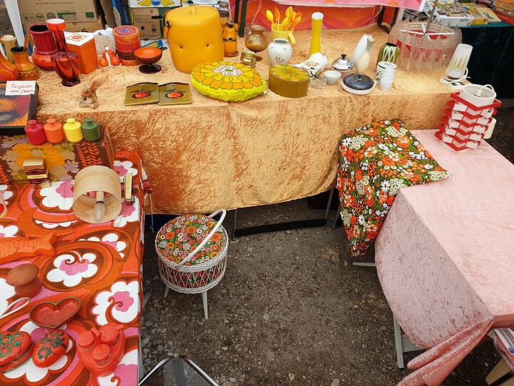 Nass und bunt: Der Flohmarkt auf der Theresienwiese am Samstag.