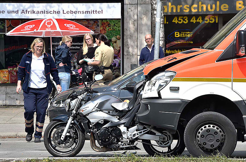 In Berg am Laim hat ein Rettungswagen ein Motorrad gerammt. Die Bilder.