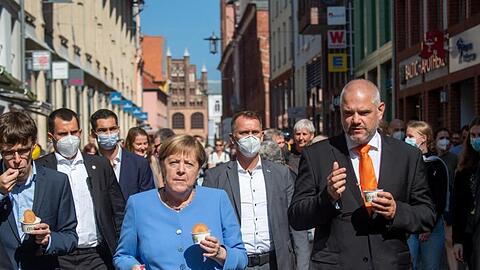 Bundeskanzlerin Angela Merkel spaziert durch die Altstadt von Stralsund.