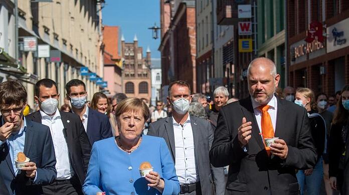 Bundeskanzlerin Angela Merkel spaziert durch die Altstadt von Stralsund.