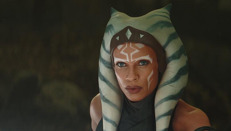 Rosario Dawson als Ahsoka Tano.