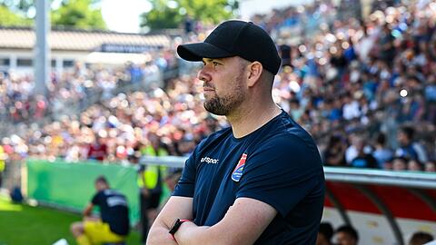 Trainer Marc Unterberger von Unterhaching kommt vor dem Spiel in das Stadion.