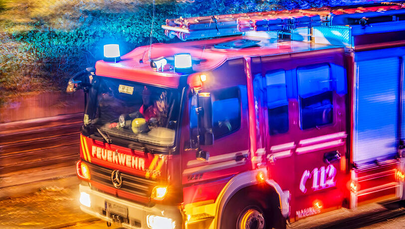 Die Frau wurde notärztlich versorgt und kam mit Brandverletzungen dritten Grades in eine Spezialklinik. (Symbolbild)