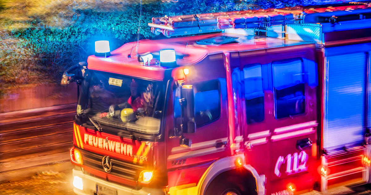 Feuerwehr-Fahrzeug-st-t-mit-VW-zusammen-eine-Verletzte