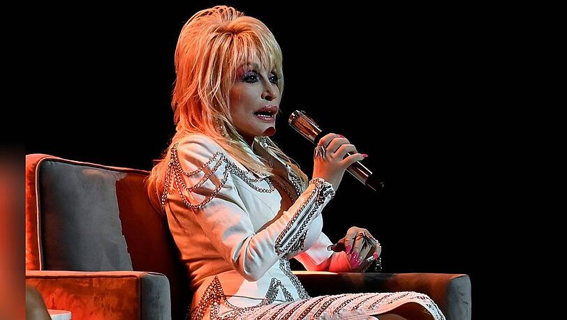 Dolly Parton muss sich "einigen Eingriffen" unterziehen, wie sie via Instagram wissen ließ.