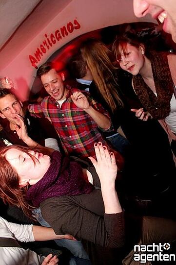 Zwar schaffte es das Americanos City kaum, verkleidete Gäste mit freiem Eintritt anzulocken. Dafür amüsierte sich die unverkleidete Crowd beim "2:1 Carnival Party Special" sichtlich. Mehr Bilder unter: www.nachtagenten.de