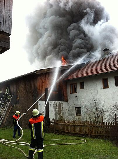 Eine Vielzahl an Einsatzkräften von Feuerwehr, Rettungsdienst und Polizei versuchen am Freitagnachmittag, einen Brand in Riegsee zu löschen: Das Nebengebäude eines landwirtschaftlichen Anwesens hat Feuer gefangen.