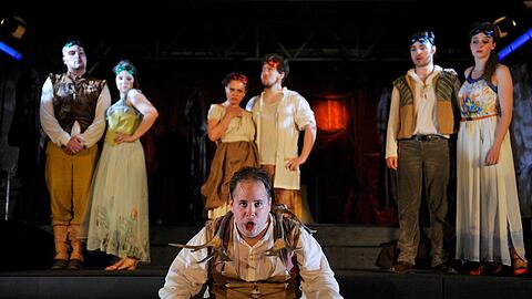 Das junge Ensemble der Kammeroper im Hubertussaal von Schloß Nymphenburg in der Aufführung von Salieris &bdquo;Falstaff&ldquo; mit dem jungen Bassbariton Florian Pejrimovsky in der Titelrolle des dicken Ritters und Schwerenöters.