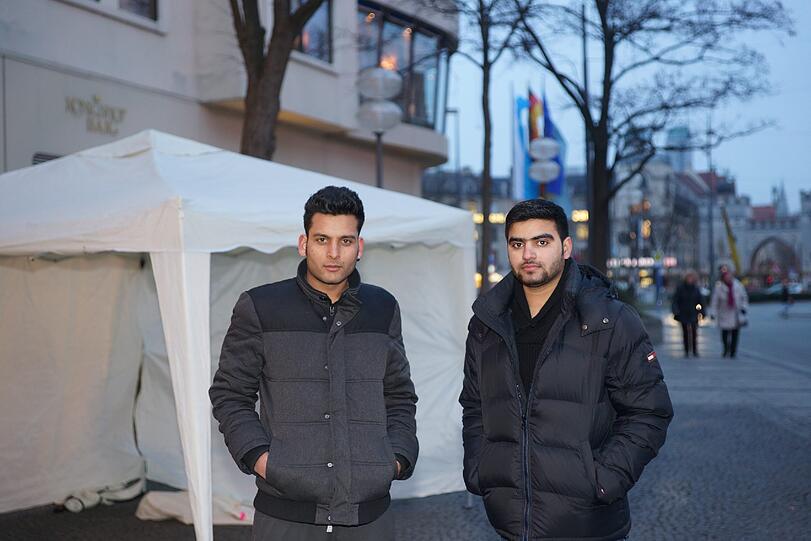 Haben gerade das Info-Zelt neben dem Luxus-Hotel Königshof aufgebaut: Qasim Muhammad (22) und Arslan Ali (19).