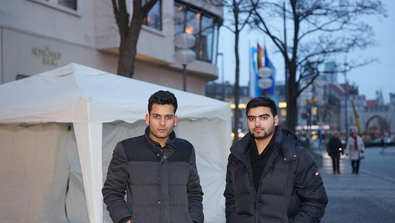 Haben gerade das Info-Zelt neben dem Luxus-Hotel Königshof aufgebaut: Qasim Muhammad (22) und Arslan Ali (19). Haben gerade das Info-Zelt neben dem Luxus-Hotel Königshof aufgebaut: Qasim Muhammad (22) und Arslan Ali (19).