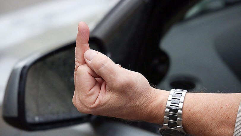 Zwei von drei Autofahrern in Deutschland geben zu, andere verkehrsteilnehmer schon mit Gesten und Worten beleidigt zu haben. Zwei von drei Autofahrern in Deutschland geben zu, andere verkehrsteilnehmer schon mit Gesten und Worten beleidigt zu haben.
