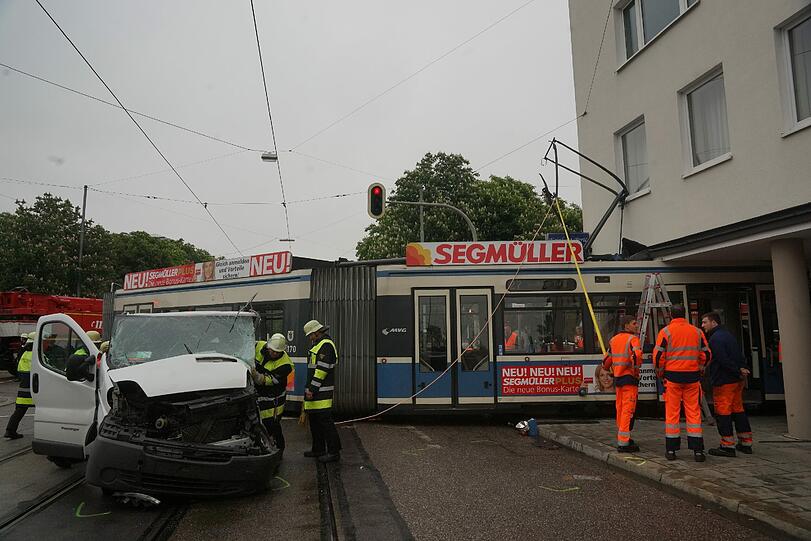 In München ist eine Trambahn entgleist und gegen ein Haus geprallt.