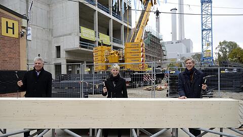 Dieter Reiter, Katrin Habenschaden und Max Wagner (v.l.) beim Richtfest auf dem Gelände südlich des Heizkraftwerks in Sendling.