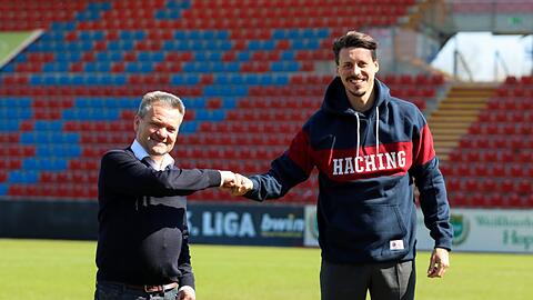 Arbeiten künftig zusammen: Haching-Boss Manfred Schwabl (l.) und Sandro Wagner, der künftig die U19 trainieren wird.