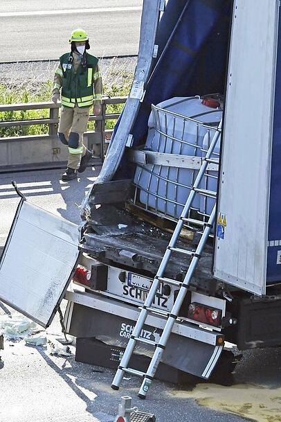 Durch einen Auffahrunfall wurde der Lkw beschädigt. Flüssigkeit trat in der Folge aus. Durch einen Auffahrunfall wurde der Lkw beschädigt. Flüssigkeit trat in der Folge aus.