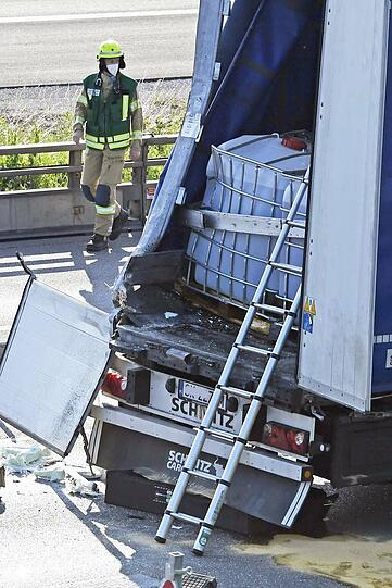 Durch einen Auffahrunfall wurde der Lkw beschädigt. Flüssigkeit trat in der Folge aus.