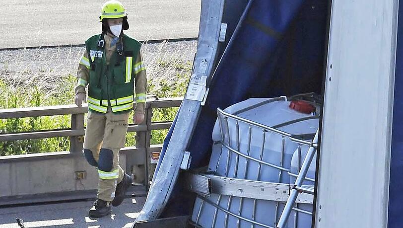 Durch einen Auffahrunfall wurde der Lkw beschädigt. Flüssigkeit trat in der Folge aus.