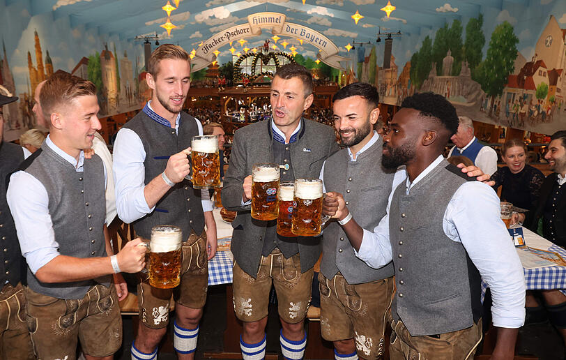 Die Löwen beim traditionellen Wiesn-Besuch im "Himmel der Bayern", dem Hacker-Pschorr-Festzelt.