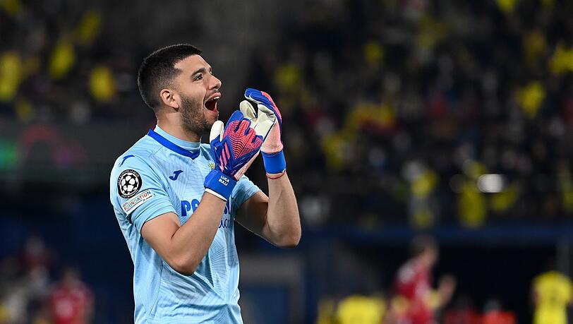 Geronimo Rulli jubelt über ein Tor.