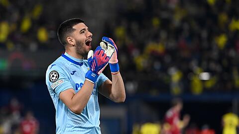 Geronimo Rulli jubelt über ein Tor.