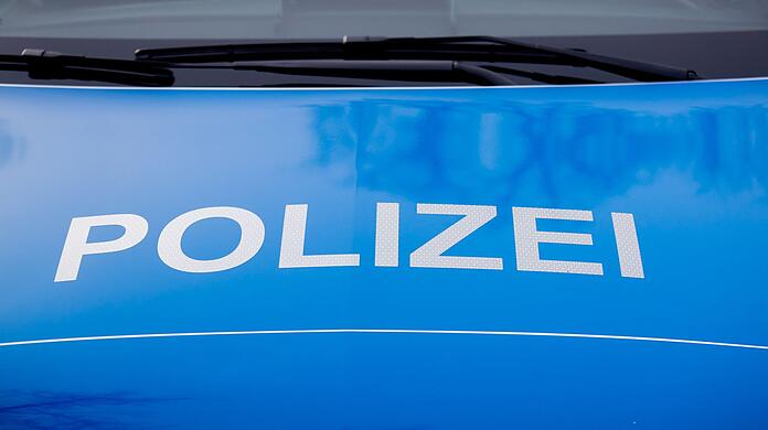 Der Polizei-Schriftzug steht auf einem Einsatzfahrzeug.