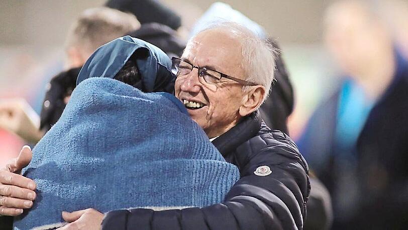 Vize-Präsident Hans Sitzberger wird beim Sandhausen-Spiel von einigen Spielern geherzt. Von den aktiven Fans kommt Kritik. Vize-Präsident Hans Sitzberger wird beim Sandhausen-Spiel von einigen Spielern geherzt. Von den aktiven Fans kommt Kritik.