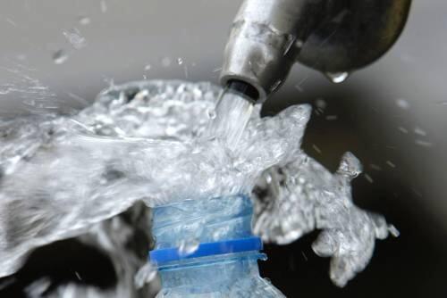 Kunden sollten wachsam sein: Wirte füllen Wasserflaschen auch mit Leitungswasser.