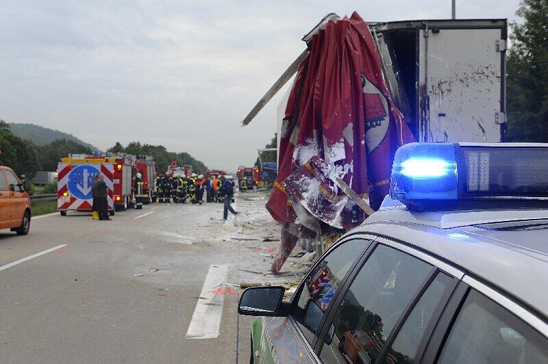 Schwerer Unfall mit drei Lkw bei Wörth: Der Fahrer eines Lastwagen kollidierte mit einem der abgestellten Fahrzeuge, woraufhin drei Lkw in Flammen aufgingen. Ein Mann kam ums Leben. Die Bilder