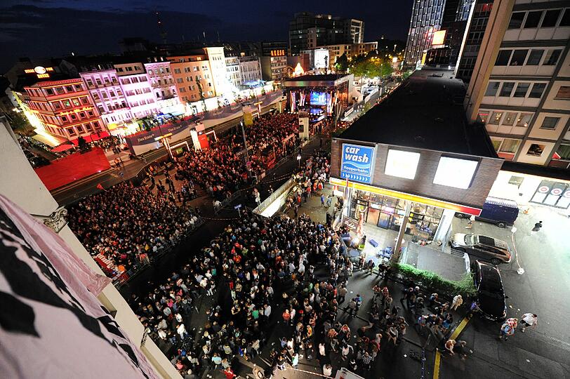 5.000 Grand-Prix-Fans verfolgten am Samstag den 
Musikwettbewerb beim Fanfest auf der Reeperbahn in Hamburg.