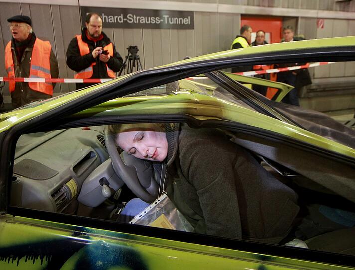 Ein schwerer Autounfall im Tunnel, klaffende Wunden, schreiende Verletzte: Rettungskräfte haben den Ernstfall im Richard-Strauss-Tunnel geprobt. Die AZ war dabei und hat den großen Übungseinsatz verfolgt.